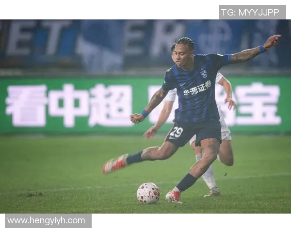 三十多位足球明星齐聚武汉共庆足球盛事展现激情与友谊